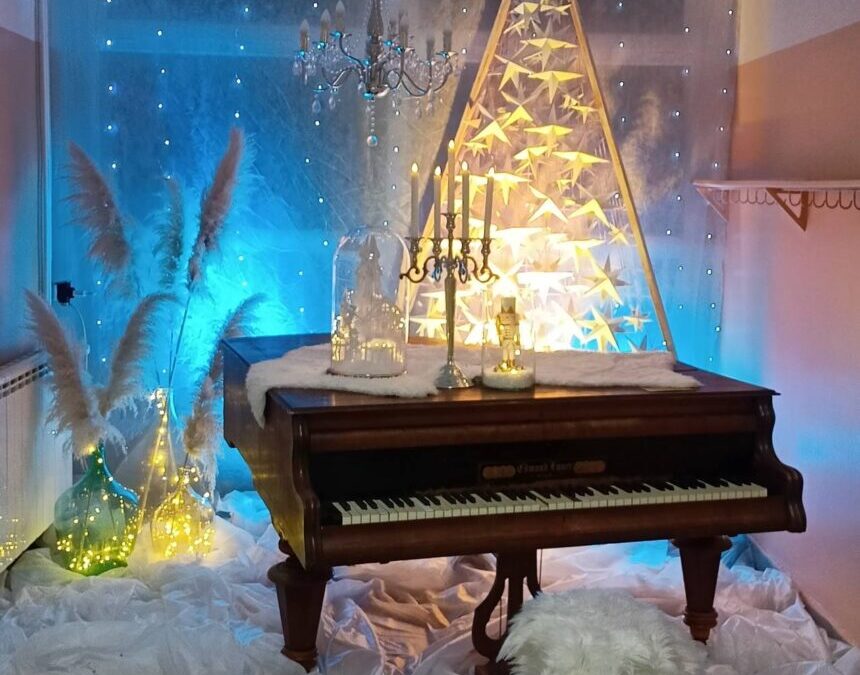 Učitelj Likovne kulture pretvorio školski hodnik u božićnu bajku